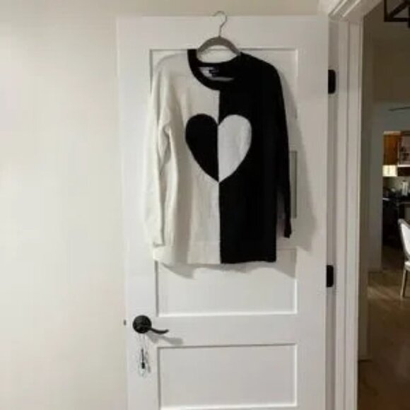 Torrid NWT 1 Black & White Split Heart Sweater Pullover Vegan Cashmere Crew - Picture 3 of 3